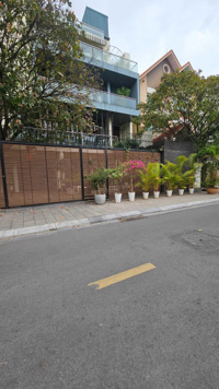 Bán biệt thự Yên Hòa khu tướng tá, biệt thự vip đơn lập 300m2, vỉa hè 5m, giá 100 tỷ mặt tiền 18m