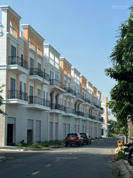 Hàng hiếm tại đường Nguyễn Trung Trực - bán nhà mặt phố giá 2,8 tỷ, có sổ sang tên ngay