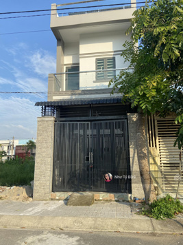 Nhà 1 trệt 2 lầu đối diện công viên giá 1tỷ620 bao hết