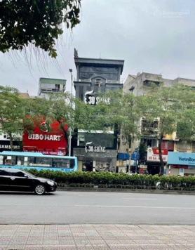 Giảm 2 tỷ, mặt phố Nguyễn Văn Cừ, 6tầng thang máy, Dòng tiền 50tr/ tháng, khuôn tiền duy nhất 20 tỷ