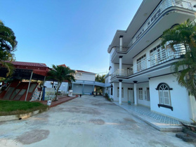 Bán khách sạn biển Quất Lâm 5500m2 - 3 mặt tiền - 20 phòng, dòng tiền 200 triệu/tháng, giá 11 tỷ