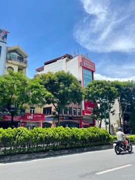 Toà văn phòng mặt phố Nguyễn Văn Cừ. Dòng tiền 5 tỷ/ năm, 10 tầng thang máy, DT 230m2 - MT 11m
