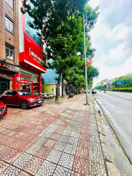 Giảm 2 tỷ, rẻ nhất mặt phố Nguyễn Văn Cừ. Sẵn nhà cho thuê dòng tiền, 80m2 - 15. X tỷ