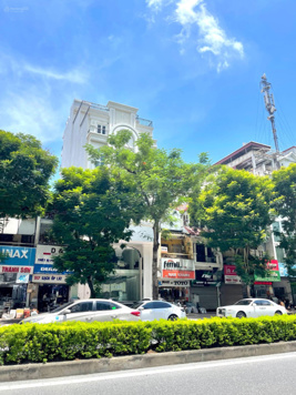 Mặt phố Nguyễn Văn Cừ, MT khủng hiếm có 8.8m, giá rẻ nhất phố, DT 390m2 - xây toà văn phòng bề thế