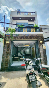 Kẹt tiền trả nợ nên bán gấp căn nhà ở ngay chợ Bình Chánh, đường 18B, 1 lầu, giá 710 triệu.