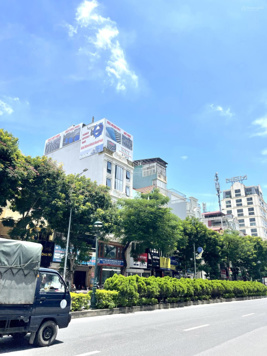 VIP, mặt phố Nguyễn Văn Cừ, toà building 9 tầng thang máy, Dòng tiền 5 tỷ/năm, 190m2, vị trí số 1