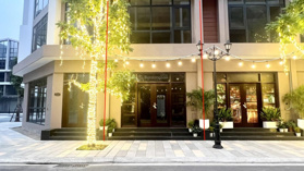 Bán căn nhà mẫu 54m2, sát góc, tổng diện tích sử dụng 200m2, thiết kế 3PN đẹp, có nội thất