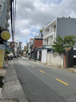 Bán nhà 3 tầng x 65m2, gần BV Lê Văn Thịnh, Quận 2, hẻm xe hơi thông, mới đẹp ở ngay, chỉ 6.6 tỷ TL