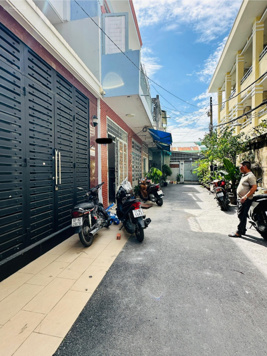 Nhà gấp bán đường Phan Văn Trị, 70m2, 10tỷ9, 6PN, 6 WC, đường hẻm xe tải