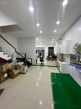 Cho thuê nhà 433/6B Sư vạn hạnh ngay siêu thị Vạn Hạnh Mall. DTSD 300m2