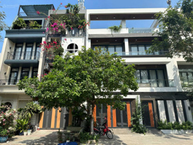 Cần bán nhà phố Sadeco Ven Sông 5 x 18 (90m2), đối diện trường R.MIT Q7, giá bán 14 tỷ TL