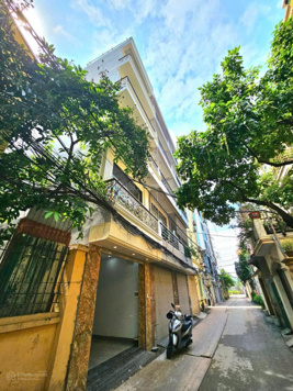 Bán nhà gần Ciputra, Tây Hồ. DT 60m2 x 8T, MT 4m. Ô tô 5 chỗ vào nhà, đường ô tô tránh. Kinh doanh