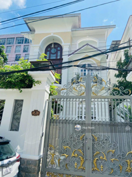 Biệt thự sang trọng tại Thảo Điền Quận 2 - 14x26m - hầm + 3 tầng - hồ bơi sân vườn - giá chỉ 69 tỷ