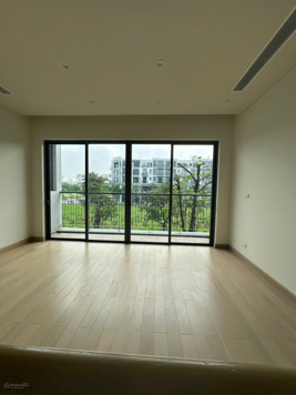 Tôi chuyển sang biệt thự nên bán gấp căn 75m2 Đông Nam, cạnh công viên. LH: 0966 614 011