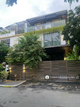 Cho thuê biệt thự Phú Mỹ Hưng, nhà siêu đẹp với 4pn, 5wc, Hướng Đông Nam, Sát Công viên 2ha, Sakura
