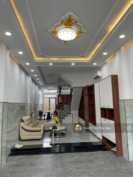 Chủ cần bán gấp! Chỉ hơn 8 tỷ có nhà đẹp 3 tầng 90m2 - hẻm xe hơi 1 trục thẳng Nguyễn Thị Thập, Q7
