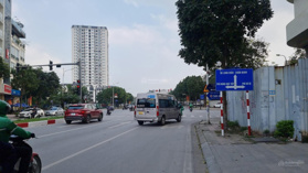 Bán đất phố Hồng Tiến, gần bệnh viện Tâm Anh, DT 135m2, MT 5m, ngõ thông, ô tô 7 chỗ đi qua vào nhà