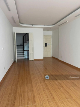 Cho thuê nhà đường Láng 80m2*5 tầng , thông sàn , nhà mới , sân để 2 ô tô , giá 25tr/th