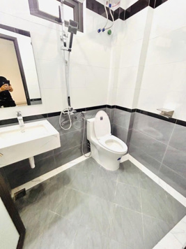 Hiếm - Chính chủ mình cho thuê nhà hai mặt tiền, mới, KD, VP, nhà hàng 100m2 - 4T, Hoàng Cầu, 27 Tr