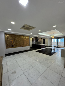 Bán căn hộ 3 ngủ + 1 phòng giúp việc 178m2. Giá 47tr/m2