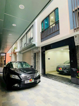 Nhà vị trí đắc địa ngõ ô tô 7 chỗ đỗ cửa và cách phố Quan Hoa có 5m, mới tinh 7 tầng thang máy