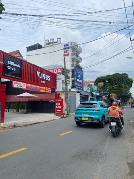 Nhà 3 tầng MT Lã Xuân Oai, ngay ngã 3 Lò Lu. DT 5*26m=130m2. HĐ thuê 30tr/th. Giá chỉ 12.8 tỷ