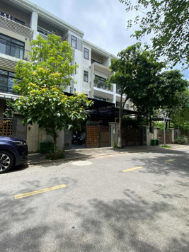 Cho thuê biệt thự sân vườn Starlake, Tây Hồ 200 m2, 4 tầng đầy đủ đồ 70 triệu