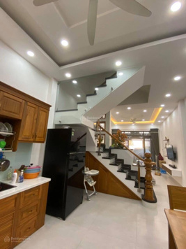 Nhà 56m2 3 lầu Lê Văn Việt + Man Thiện 5,2 tỷ