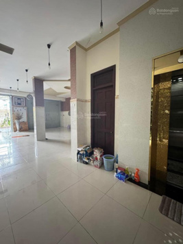 Cho thuê nhà 850m2 có thang máy mặt tiền Nguyễn Văn Cừ