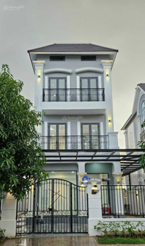 Cho thuê căn biệt thự ven sông tuyệt đẹp tại Vinhomes Quận 9, giá chỉ 45tr/tháng