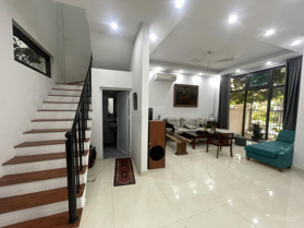 Cho thuê căn biệt thự liền kề 100m2, full đồ, view công viên 15 triệu/th bao phí, Vinhomes Gia Lâm
