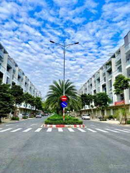 Bán căn Him Lam 4 tầng hướng Đông Nam giá tốt. LH: 0965 308 238