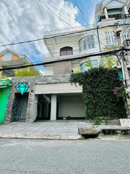 Cho thuê nhà 8m mặt tiền, có sân vườn rộng, 10 phòng (nếu ngăn thêm)