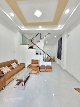 Nhà 3 tầng ở ngay, DT 4x10, oto đậu cửa đường Nguyễn Thượng Hiền. Chỉ 5,85 tỷ.