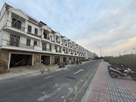 Bán căn shophouse cạnh trường học, đối diện vườn hoa trung tâm giá 4,6 tỷ bao gồm 100% và sang tên