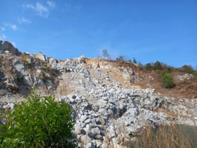 Bán mỏ đá trữ lượng lớn tại Bình Thuận, đã có nhà xưởng, máy móc, lợi nhuận cao, vị trí kế cao tốc