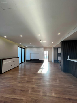 Tôi cần bán căn view hồ nguyên bản 3PN 135 m2 tòa Sky Park, giá 10 tỷ. LH 0977 632 716