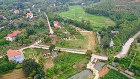 Bán đất có sẵn Biệt thự 2 tầng gần Hồ Đại Lải. DT 4477m2 có bán chia nửa. Ô góc 3 thoáng giáp suối