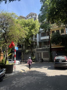 Nhà phố nguyên Hồng 50 m2 x7T, thang máy lô góc hai mặt thoáng giá chỉ 15,5 tỷ