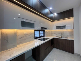 Bán nhà riêng tại đường Nguyễn Văn Cừ, 10,7 tỷ, 42 m2 x 6 tầng thang máy, ô tô đỗ cửa. Gần mặt phố