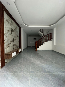 Bán nhà giá cực tốt, đường thông thoáng, ô tô đỗ cửa.S: 38m2 * 4 tầng. nhà xây mới đã hoàn thiện