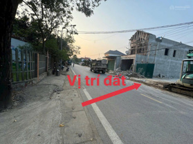 Đối diện cổng chính DHQG ngay mặt đường Quốc Lộ 21A, nằm trên trục đường chính Liên Huyện LH em