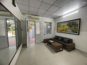 Cho thuê căn nhà có sân 2 ngủ và mặt Hồ Đầm Sen Tây Hồ xe hơi vào đẹp, yên tĩnh và thanh bình để ở