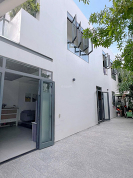 Nhà 150m2 rộng rãi cho thuê ở Nha trang có sân đậu ô tô trong nhà giá 10tr/ tháng