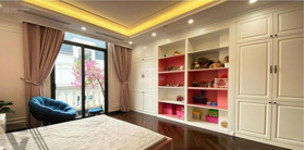 Cho thuê căn nhà 4 ngủ đủ đồ thang máy và nội thất xịn ở Cầu Giấy. Nhà có sân vườn sân thượng