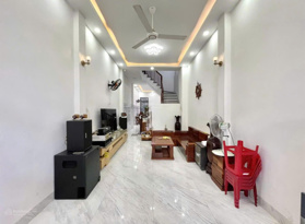 Cho thuê nhà 3 tầng nội thất mới đẹp, hẻm ô tô Dã Tượng, DT 76m2 3pn, 3 wc giá chỉ 8,5 triệu/tháng
