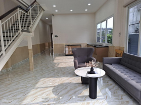 Cho thuê nhà riêng mặt phố 210m2 rộng rãi có nội thất, khu DC Đại Học Bách Khoa lịch sự