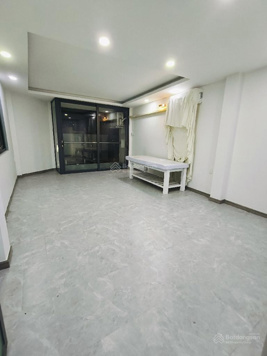 Chỉ hơn 8 tỷ xíu có nhà mặt tiền 5 tầng, DT 60m2. 4 x 15, đẹp lung linh, sát Tùng Thiện Vương. Q8