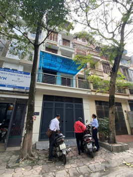 Cho thuê nhà đường Nguyễn Khuyến, Văn Quán, Hà Đông. DT 100m2, 5 tầng, ô tô đỗ cửa. Giá 25tr/th