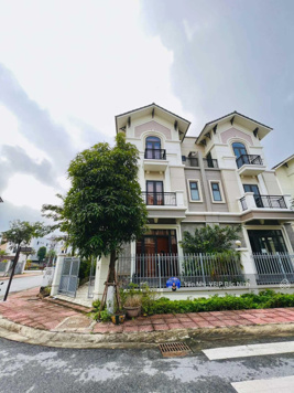 Bán biệt thự sân vườn 135m2, ngay gần Hà Nội, đơn giá trên 50 triệu/m2, lời ngay khi mua